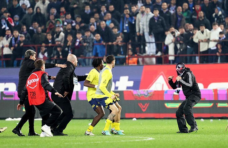 В чемпионате Турции произошла драка между футболистами и фанатами