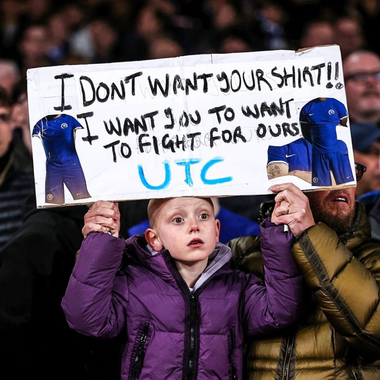 Юный фанат «Челси» показал мотивирующий плакат на матче с «Арсеналом»