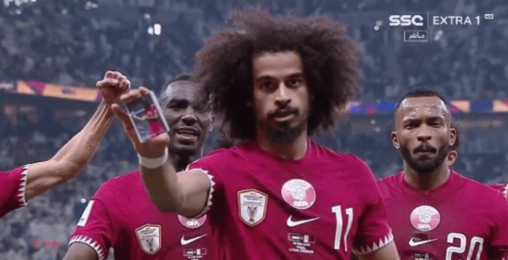 Игрок сборной Катара отпраздновал гол, показав карточный фокус