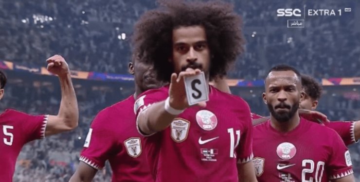 Игрок сборной Катара отпраздновал гол, показав карточный фокус
