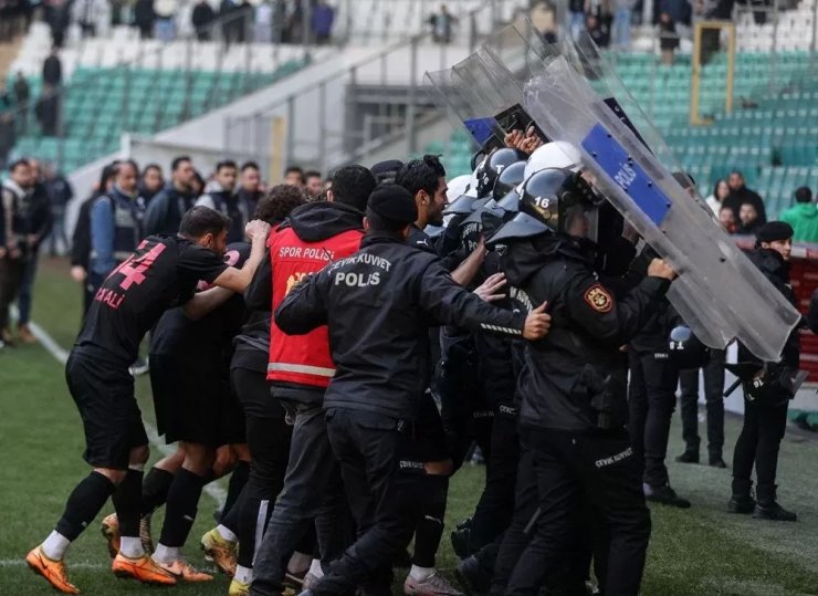 В Турции произошла драка между футболистами. 5 игроков удалили
