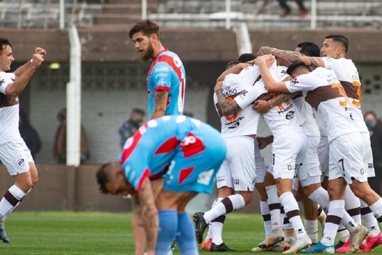 Flandria vs gimnasia mendoza primera b nacional. Аргентинская футбольная лига. Аргентина Чемпионат мира 2002 Аймар. ФРВ аргентинской Лиги. Аргентина ЧМ 22 фиолетовая форма.