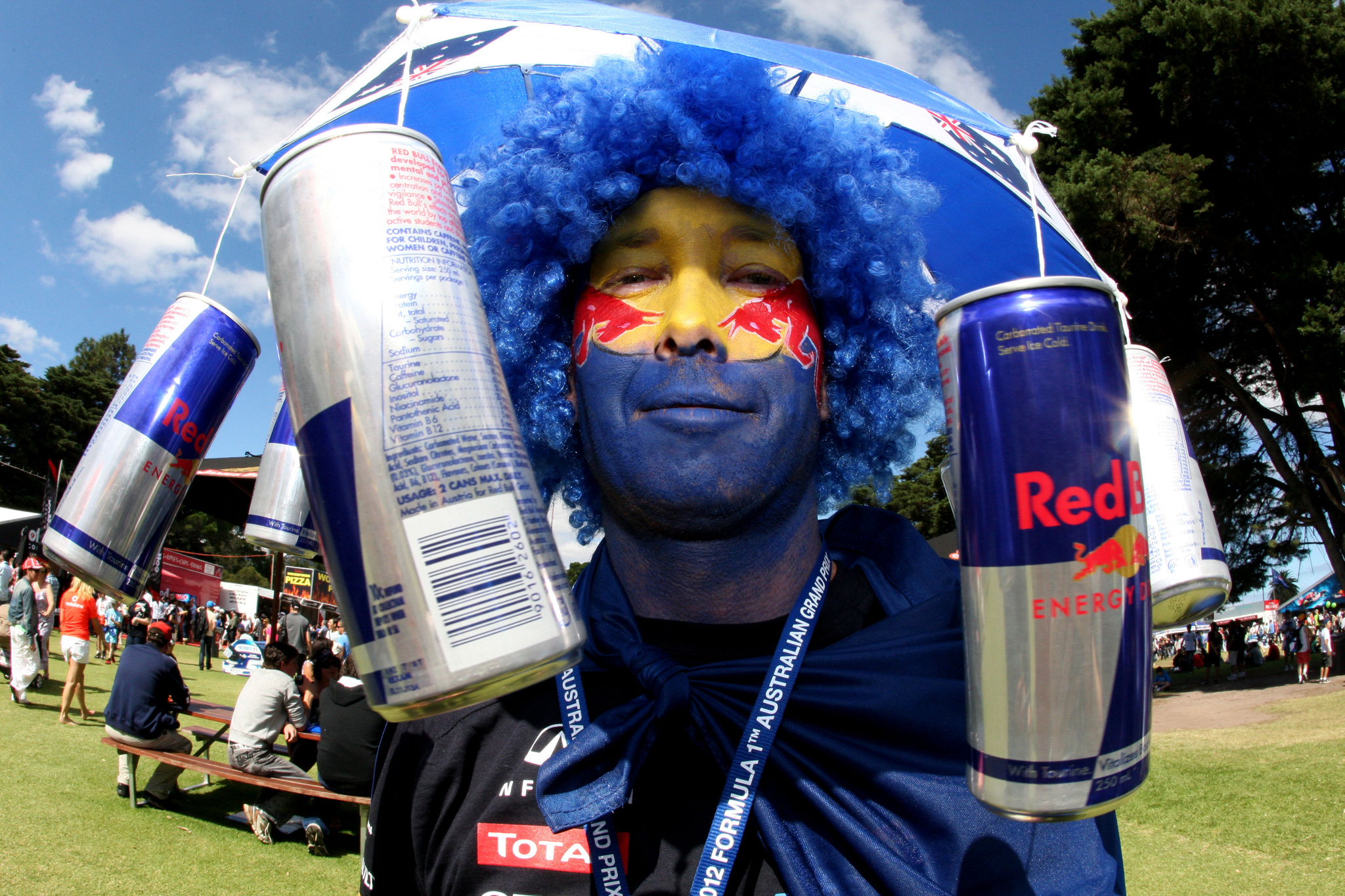 Ред булл это. Ред Булл. Red bull большая банка. Red bull и люди. Red bull реклама.