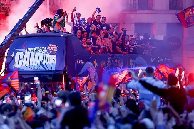76 000 человек посетили чемпионский парад «Барселоны»