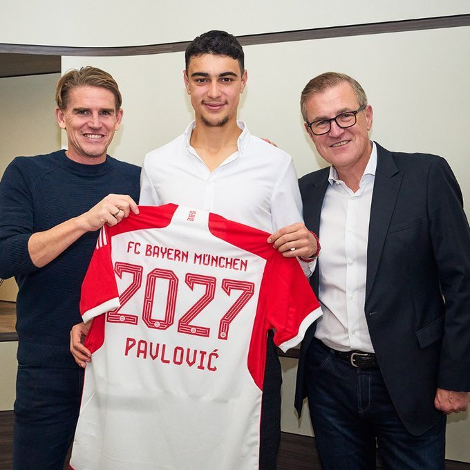 «Бавария» подписала профессиональный контракт с молодым полузащитником