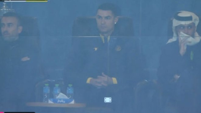 Роналду в VIP-ложе наблюдает за матчем «Аль-Насра»