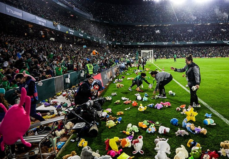 Фанаты «Бетиса» выбросили на поле 14 000 мягких игрушек, чтобы помочь детям