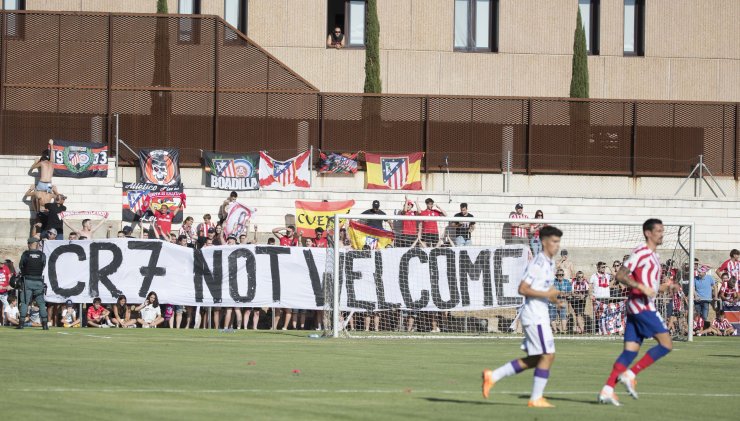 Фанаты «Атлетико» вывесили баннер в знак протеста подписания Роналду