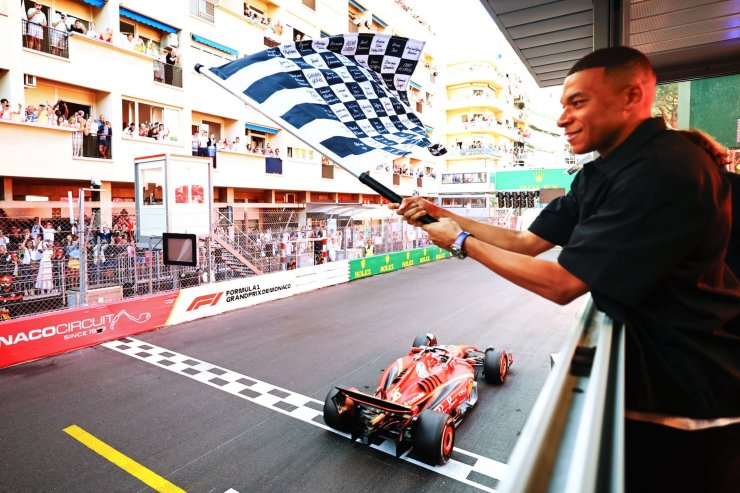 Мбаппе размахивал финишным флагом на Гран-при Монако «Формулы-1»