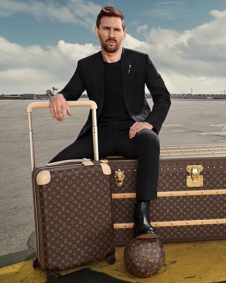 Месси сидит с чемоданом в новой рекламе Louis Vuitton