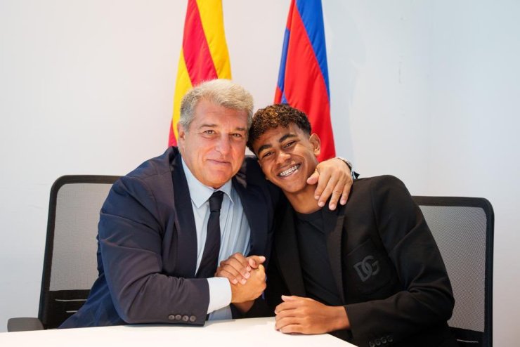 «Барселона» объявила о подписании нового контракта с Ямалем