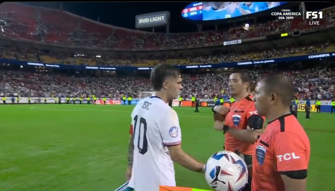 Арбитр отказался пожимать руку капитану сборной США после матча с Уругваем