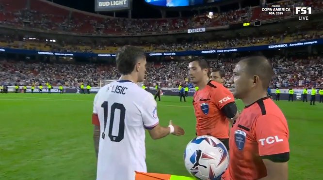 Арбитр отказался пожимать руку капитану сборной США после матча с Уругваем