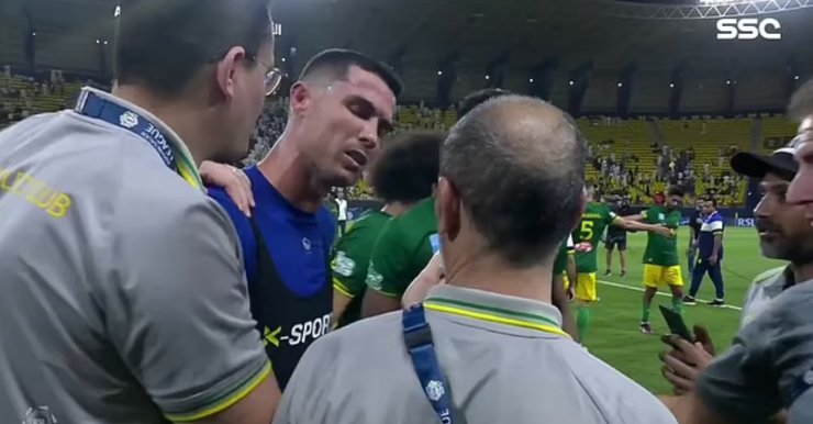 Роналду оттолкнул сотрудника «Аль-Халеджа» после матча