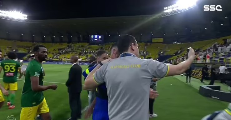 Роналду оттолкнул сотрудника «Аль-Халеджа» после матча