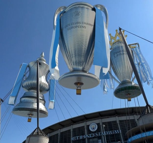 «Манчестер Сити» запустил в небо три воздушных шара в форме трофеев
