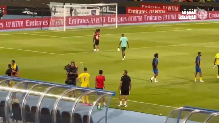 Роналду облил водой оператора после матча Кубка арабских чемпионов