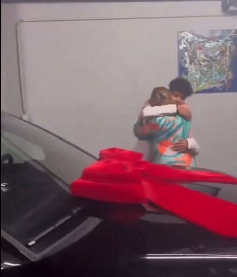 Роналду подарил маме на день рождения Porsche Cayenne