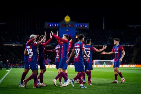 Футболисты Барселоны празднуют гол в ворота Наполи