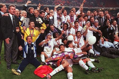 Радость игроков Реала после победы в финале ЛЧ 1998 года